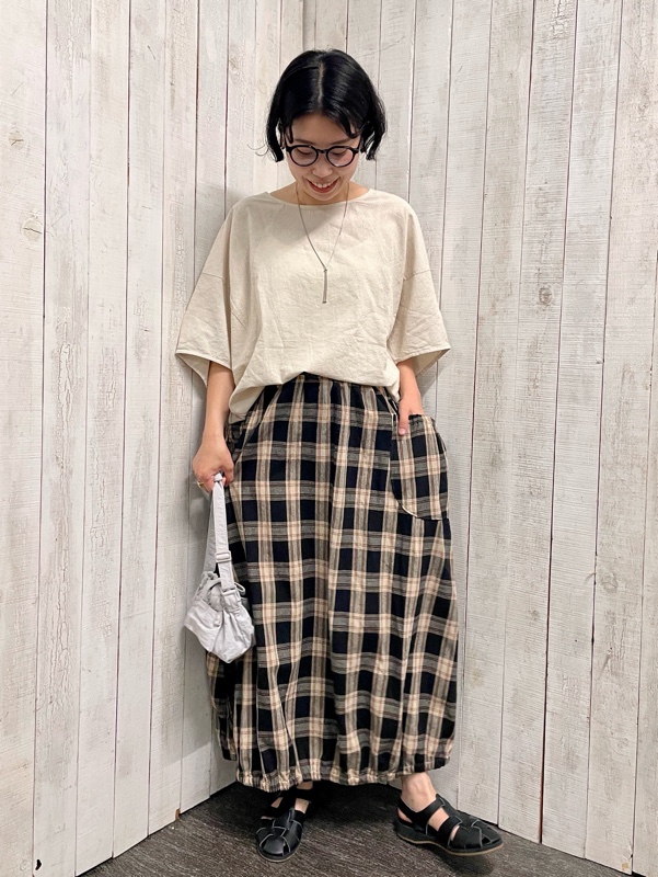 Tブラウス×チェックスカート