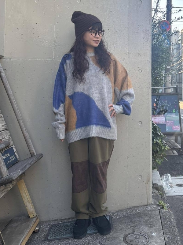 マーブル柄ニットが主役